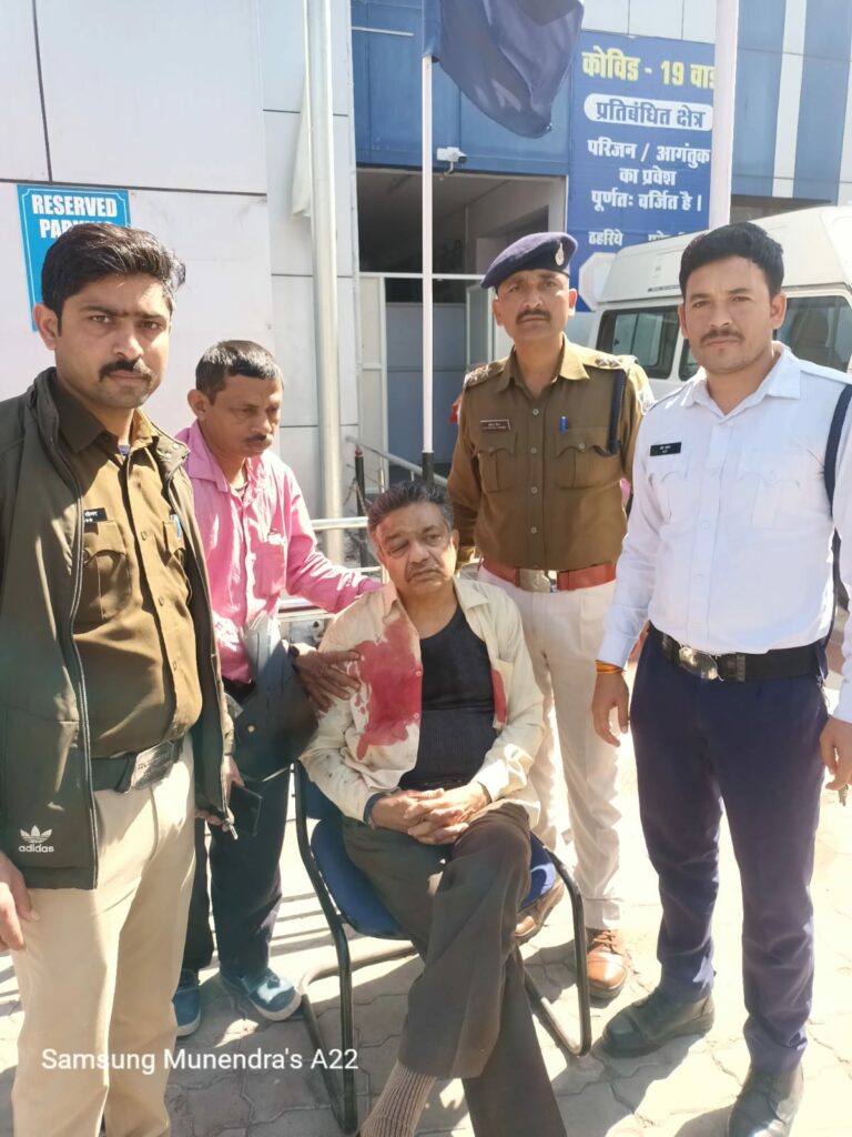 कार की टक्कर से घायल व्यक्ति को पुलिसकर्मियों ने तत्काल हॉस्पीटल पहुंचाकर बचाई जान | New India Times