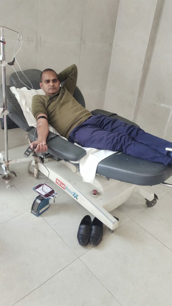 आबकारी इंस्पेक्टर ने किया रक्तदान, कहा एक यूनिट बचाता है चार लोगों की जान | New India Times