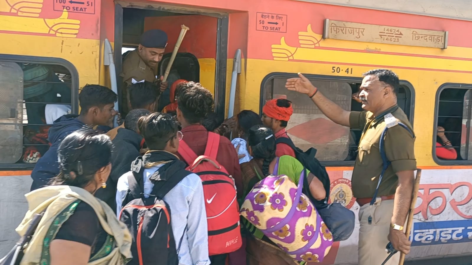पंचवेली ट्रेन बंद होने से यात्रियों को हो रही है भारी परेशानी, रेलवे थाना पुलिस ने संभाला मोर्चा | New India Times