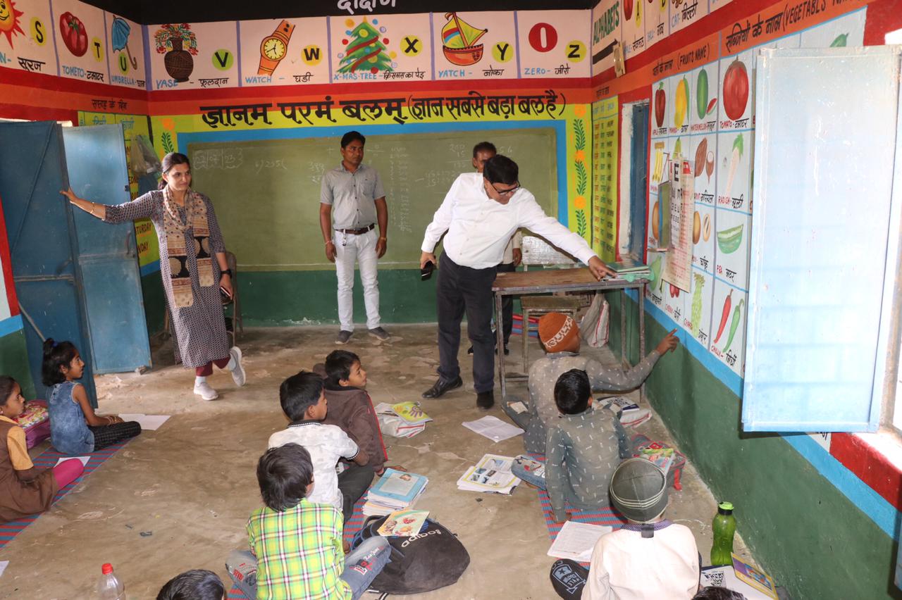 जिला कलेक्टर ने रामा क्षेत्र के स्कूलों एवं छात्रावासों का किया आकस्मिक निरीक्षण | New India Times