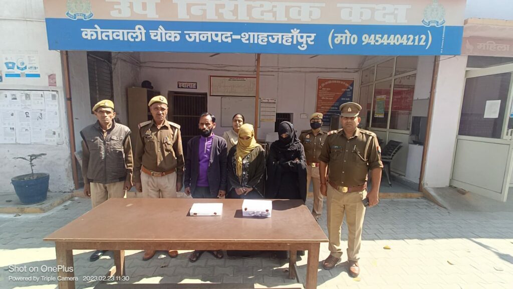 दो महिला सहित तीन लोग नकली चांदी के आभूषण बेचने के आरोप में हुए गिरफ्तार | New India Times