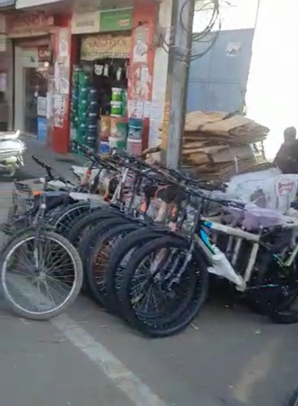 नगर निगम व यातायात पुलिस की अनदेखी के कारण दुकानदारों ने फुटपाथ पर जमाया कब्ज़ा | New India Times