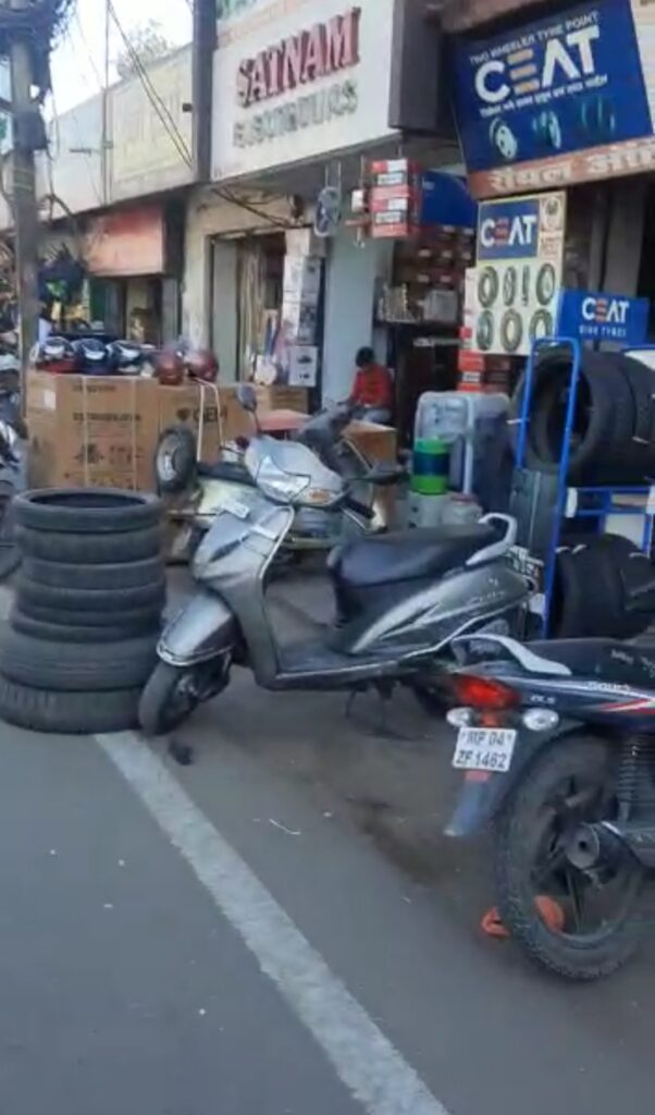 नगर निगम व यातायात पुलिस की अनदेखी के कारण दुकानदारों ने फुटपाथ पर जमाया कब्ज़ा | New India Times