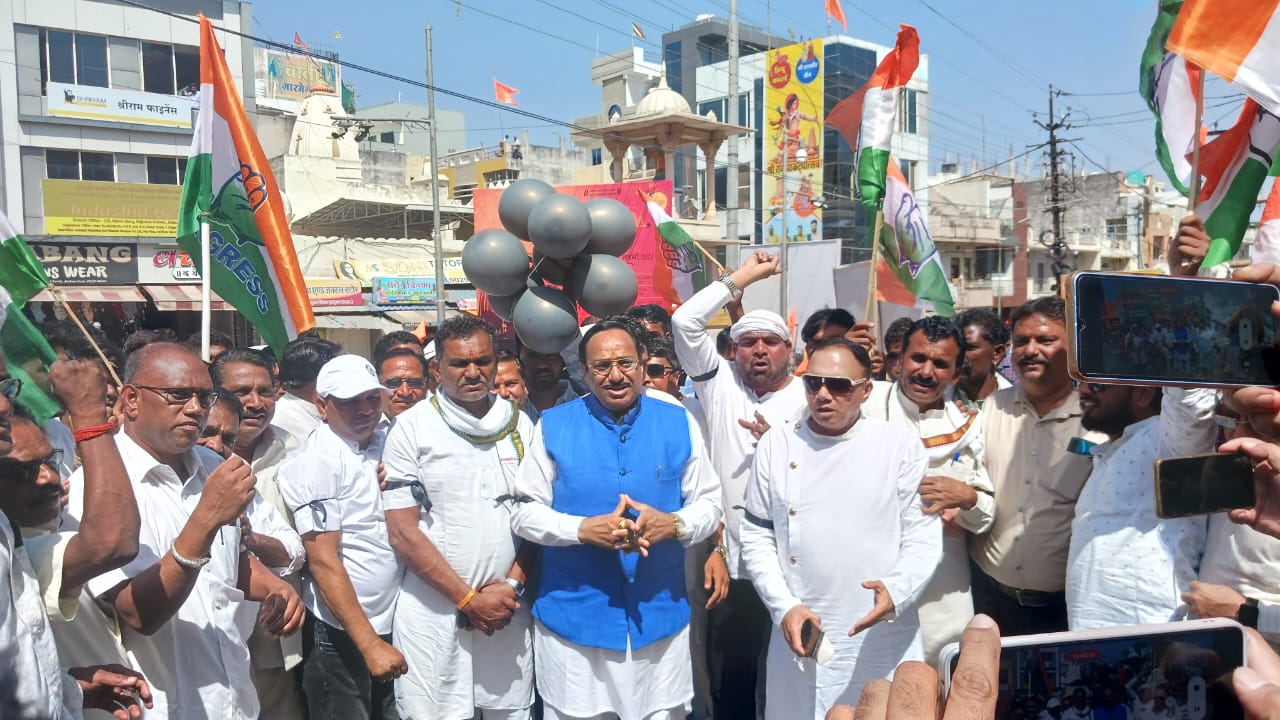 केंद्र सरकार के खिलाफ कांग्रेस ने काली पट्टी बांधकर किया विरोध प्रदर्शन, राजवाड़ा चौक से गांधी प्रतिमा स्थल तक निकाला पैदल मार्च फव्वारा चौक पर तानाशाह सरकार का किया पुतला दहन | New India Times