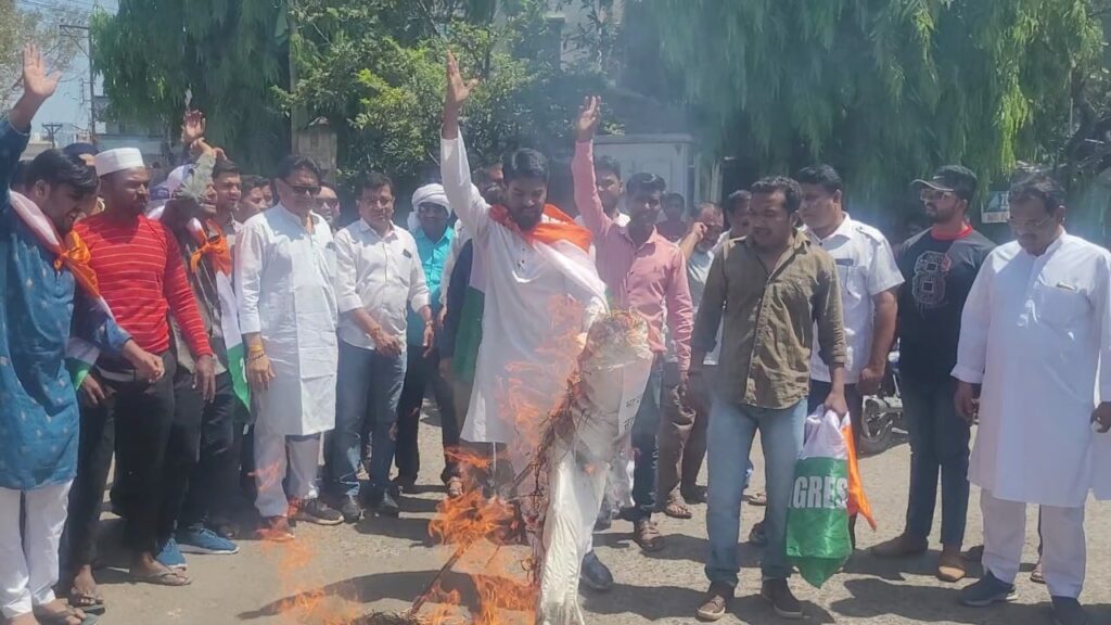 बुरहानपुर में युवा कांग्रेस ने राहुल गांधी की लोकसभा की सदस्यता रद्द करने के विरोध में केंद्र सरकार का किया पुतला दहन | New India Times