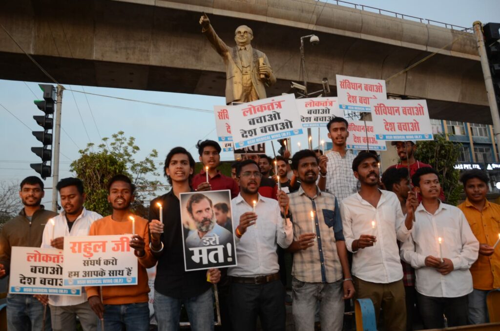 राहुल गांधी पर कार्रवाई के खिलाफ एनएसयूआई ने भीमराव अंबेडकर की प्रतिमा के सामने कैंडल जलाकर संविधान बचाओ देश बचाओ के लगाए नारे | New India Times