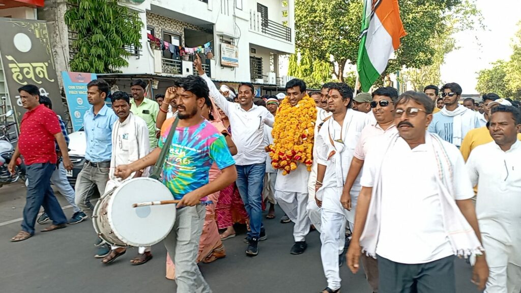 डॉ विक्रांत भूरिया के झाबुआ आगमन पर हुआ भव्य स्वागत, कार्यकर्ताओ ने पुष्प मालाएं पहनाकर अतिशबाजी कर ढोल ताशों के साथ लाये विधायक कार्यालय तक | New India Times