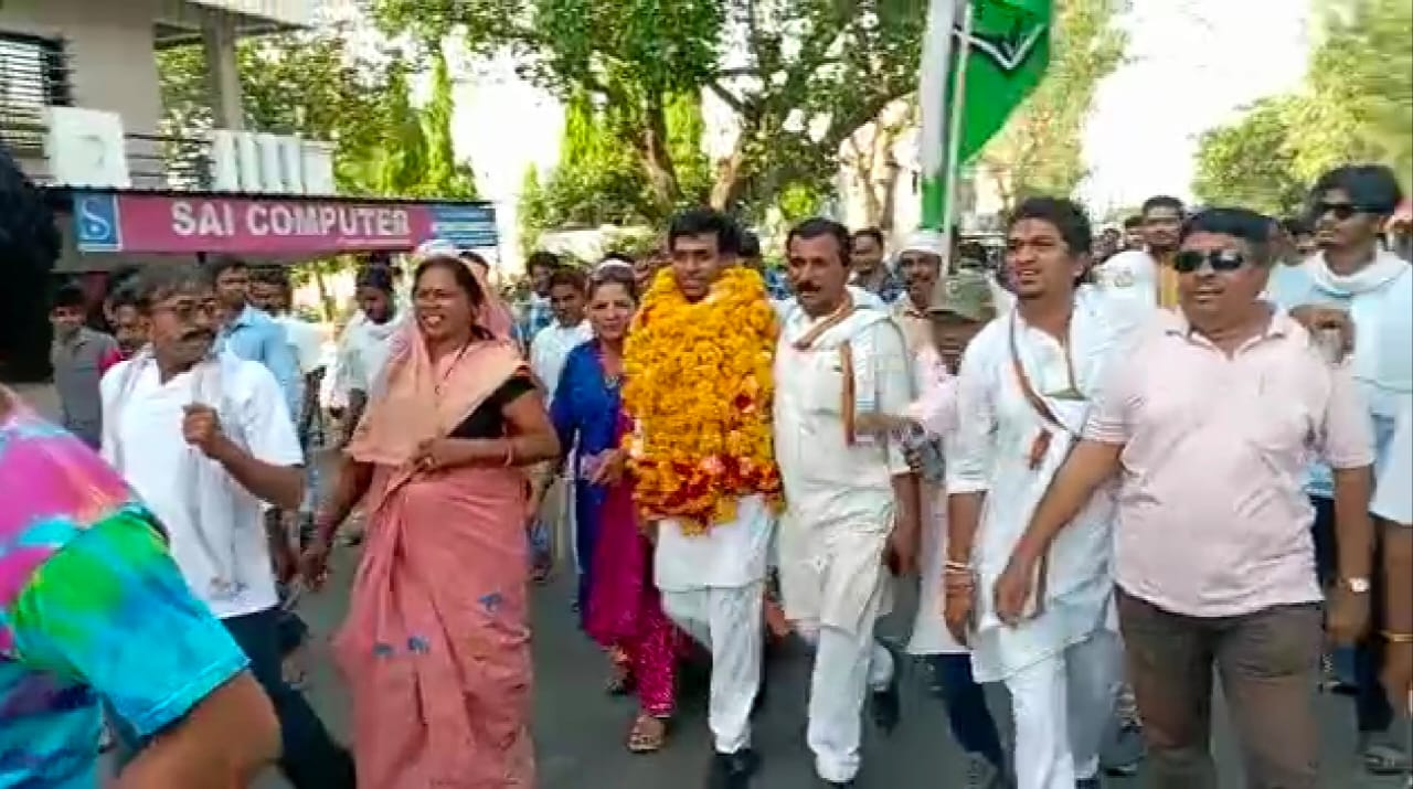 डॉ विक्रांत भूरिया के झाबुआ आगमन पर हुआ भव्य स्वागत, कार्यकर्ताओ ने पुष्प मालाएं पहनाकर अतिशबाजी कर ढोल ताशों के साथ लाये विधायक कार्यालय तक | New India Times