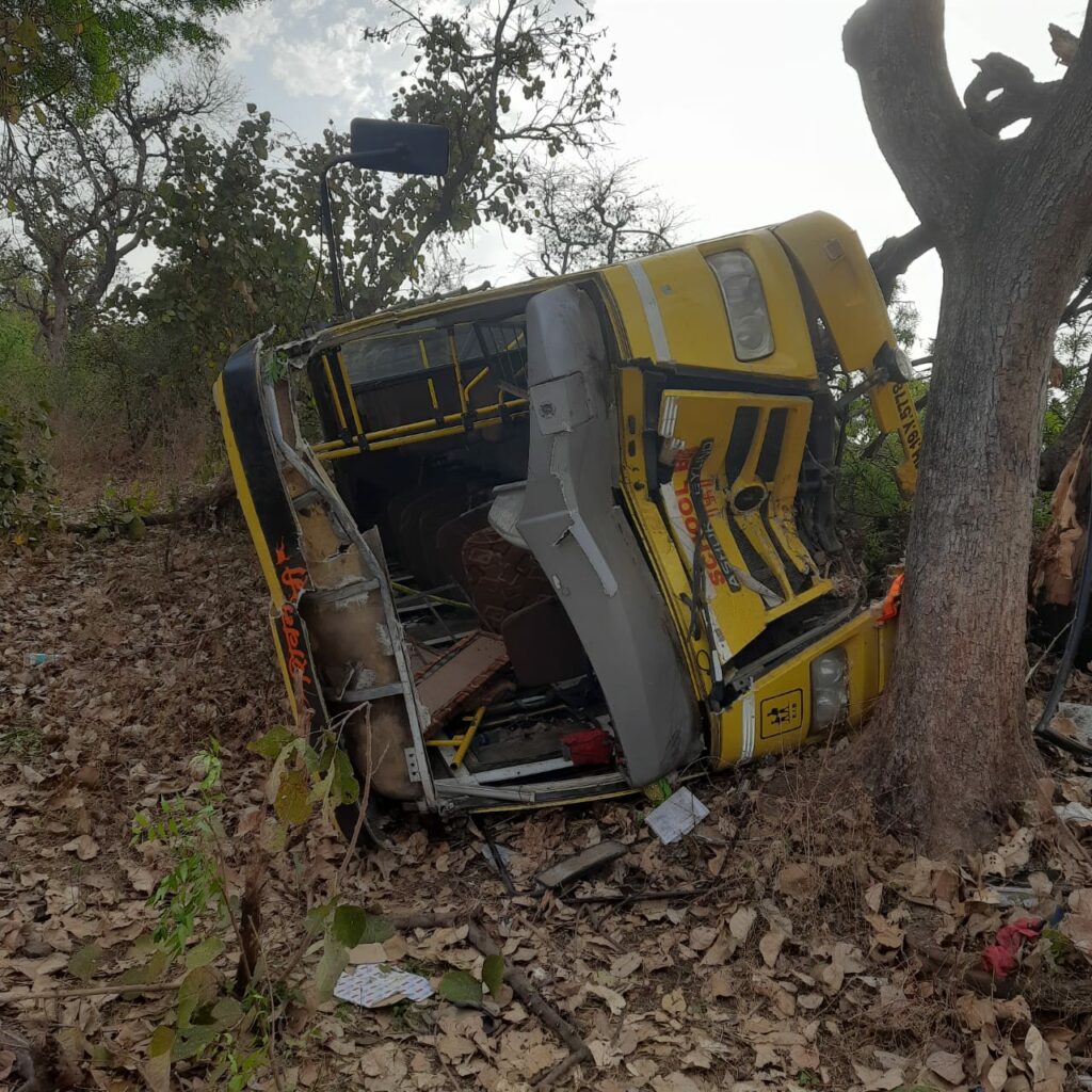 पहूर के पास हुई स्कूल बस हादसे में दर्जनों छात्र-शिक्षक घायल, आरटीओ की अनदेखी के कारण सुप्रीम कोर्ट के गाइड लाइन का नहीं किया जा रहा है पालन | New India Times