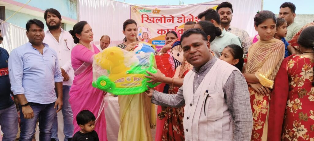भाजपा प्रदेश मंत्री श्रीमति संगीता सोनी द्वारा नगर की पंद्रह आंगनवाड़ी केंद्रों पर बच्चों को डोनेट किए गए खिलौने | New India Times