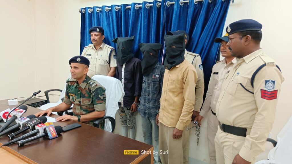 धूलकोट के केवड़िया फाल्या में पुलिस टीम पर हमला करने वाले 3 और आरोपियों को पुलिस ने किया गिरफ्तार, अब तक कुल 21 वन अतिक्रमणकारी आरोपियों की हो चुकी है गिरफ्तारी | New India Times