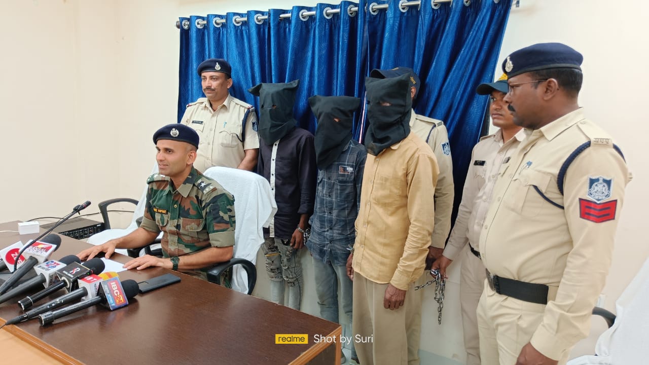 धूलकोट के केवड़िया फाल्या में पुलिस टीम पर हमला करने वाले 3 और आरोपियों को पुलिस ने किया गिरफ्तार, अब तक कुल 21 वन अतिक्रमणकारी आरोपियों की हो चुकी है गिरफ्तारी | New India Times