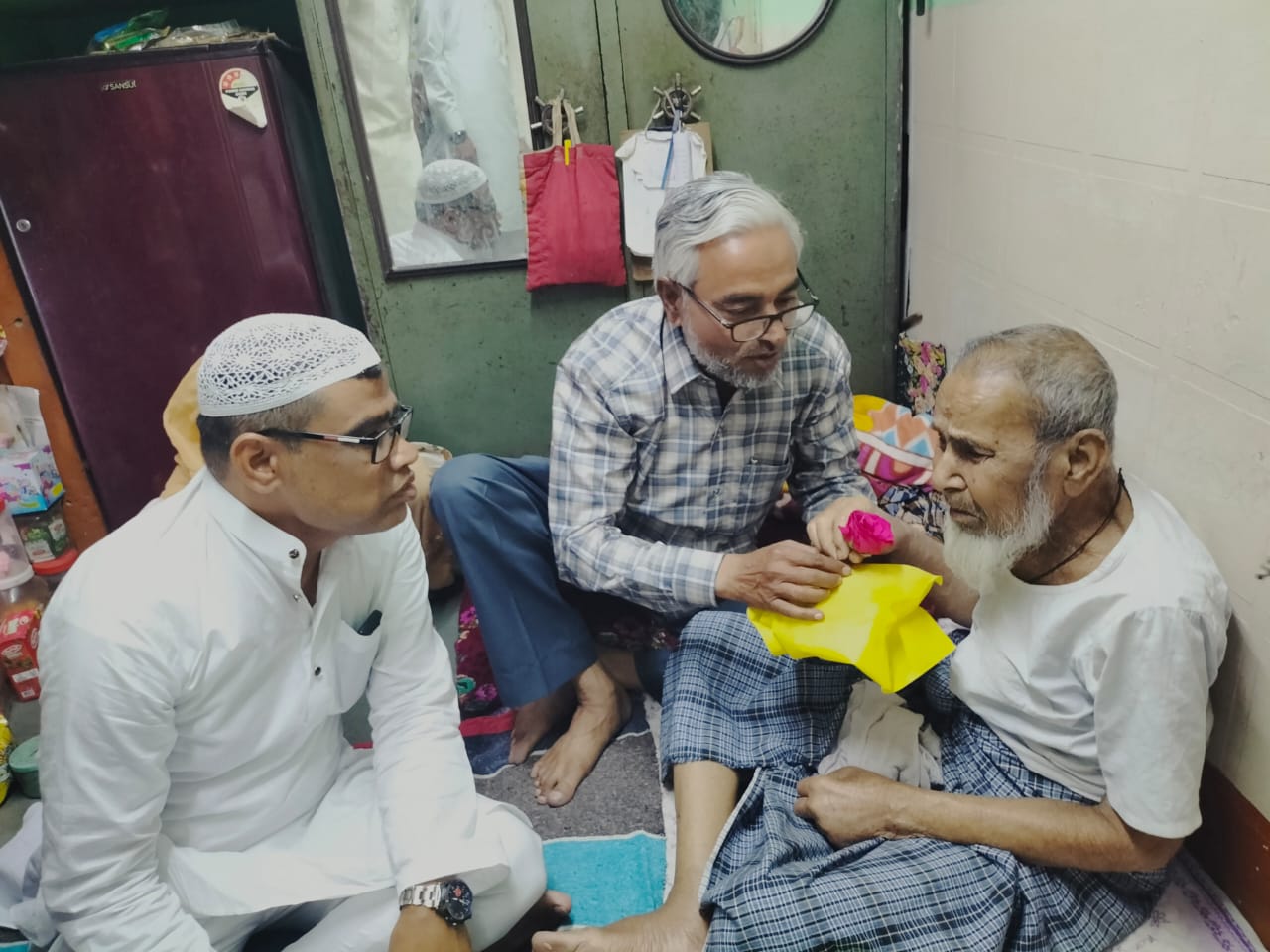 एआईएमसी ग्रुप के सदस्यों ने ईद के दिन बुजुर्गों से की मुलाक़ात व बीमारों की अयादत | New India Times