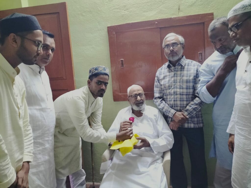 एआईएमसी ग्रुप के सदस्यों ने ईद के दिन बुजुर्गों से की मुलाक़ात व बीमारों की अयादत | New India Times