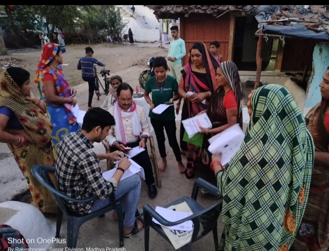 देवरी नगर के पृथ्वी वार्ड में घर-घर पहुंच कर भराये जा रहे हैं लाडली बहना योजना के आवेदन | New India Times