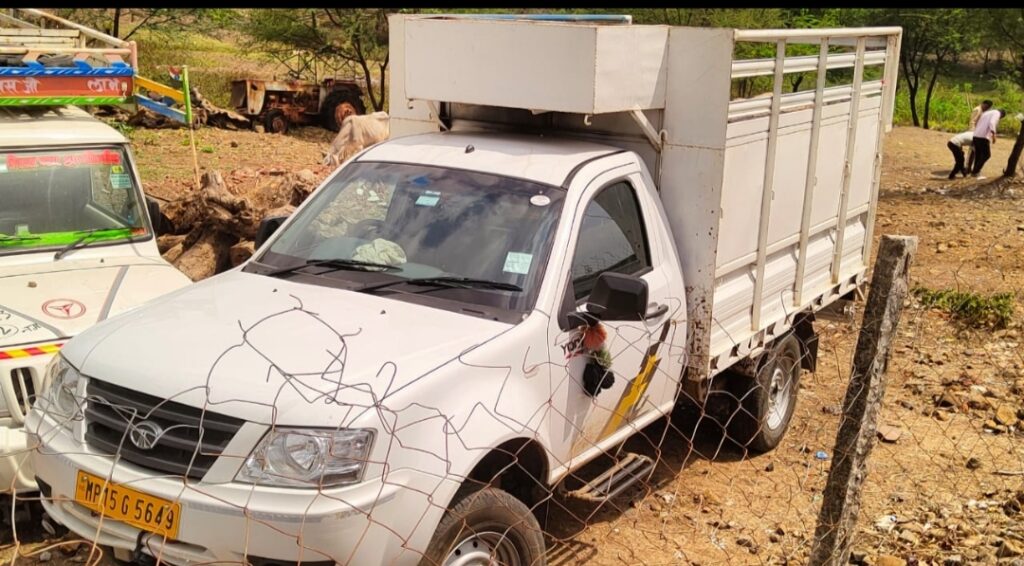 18 नग सागौन की लकड़ी से भरा एक वाहन जब्त, वाहन चालक गिरफ्तार, दो आरोपी फरार | New India Times