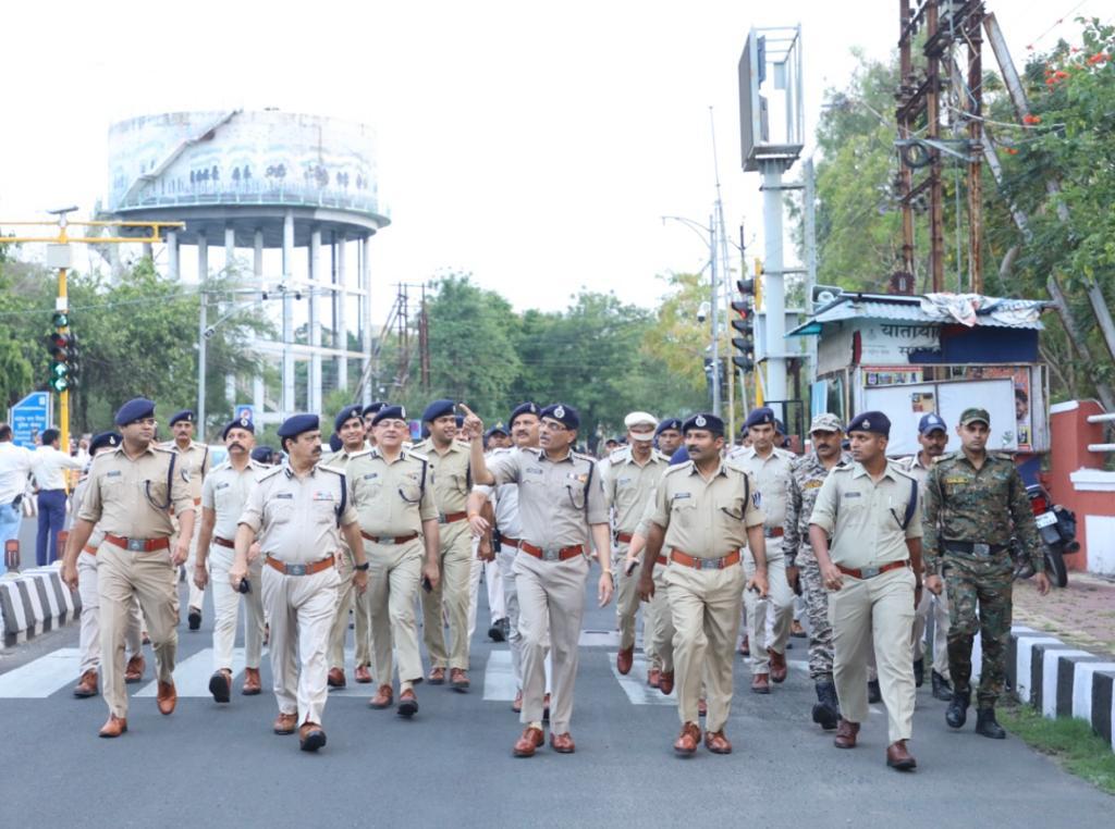 मुख्यमंत्री के निर्देश पर प्रदेश में एक साथ पैदल गश्त पर निकले 20 हजार से अधिक पुलिस अधिकारी एवं कर्मचारी, डीजीपी ने भी किया पैदल गश्त | New India Times
