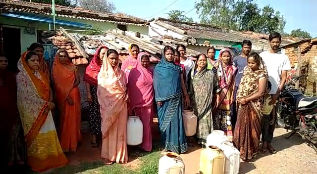 1 महीने से पानी के लिए तरस रही जनता हो रही है आक्रोशित, जिम्मेदार नुमाइंदे बने अनजान, आला अधिकारियों से ध्यान देने की मांग | New India Times