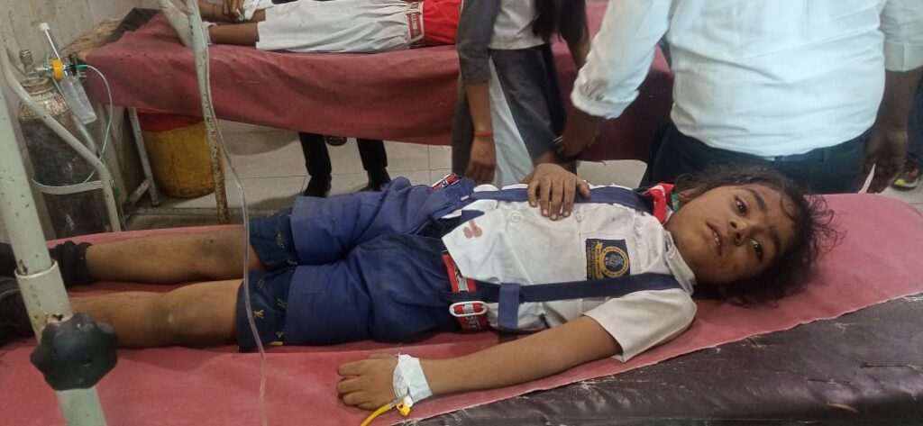 बच्चों को लेकर जा रही तेज़ रफ्तार वैन पलटी, कई छात्र घायल | New India Times