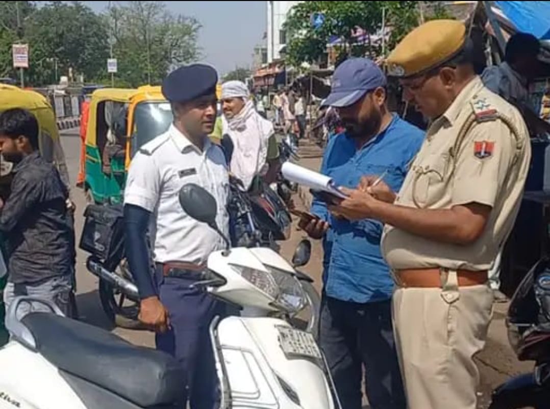'हेलमेट लगाओ जीवन बचाओं' अभियान के तहत पुलिस ने सघन चेकिंग के दौरान सैकड़ों दुपहिया वाहन चालकों के खिलाफ की जुर्माने की कार्यवाही | New India Times