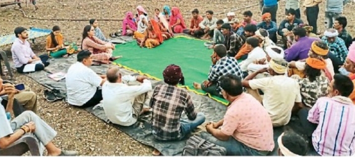 शादी से पहले दूल्हा-दुल्हन की जांच पर फोकस, जिला कलेक्टर खुद गांवों में जाकर जमीन पर बैठ कर ग्रामीणों को जागरूक करने के लिए की चर्चा | New India Times
