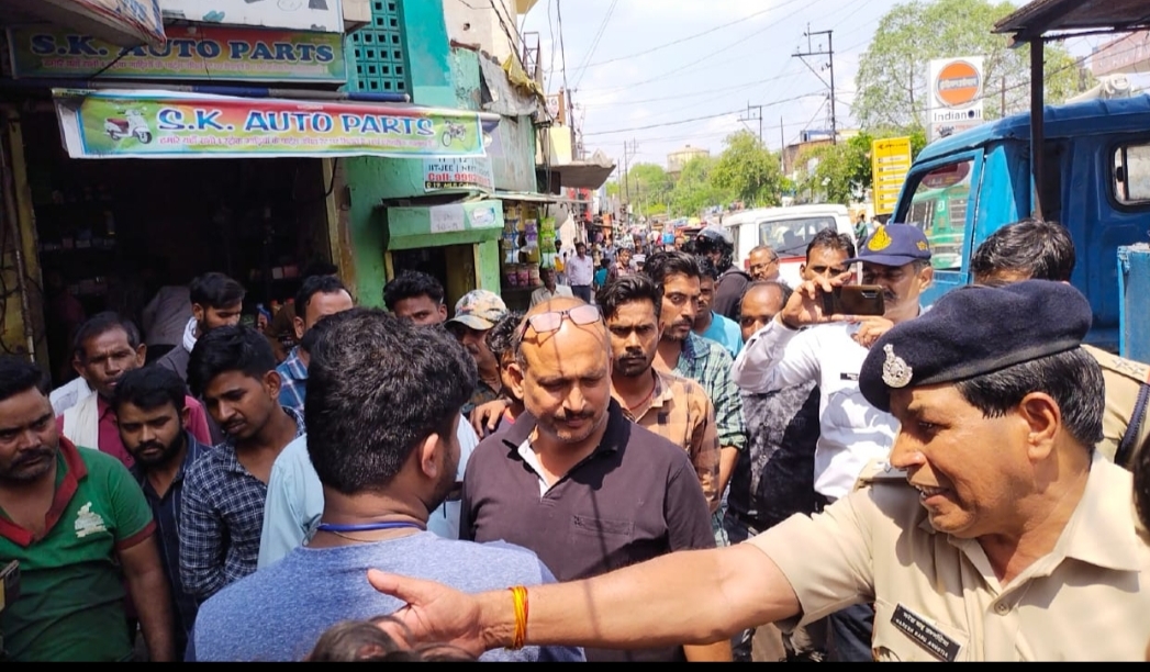 यातायात पुलिस ग्वालियर ने शिंदे की छावनी, सराफा और फालका बाजार, हजीरा, बारादरी मुरार में सड़क पर अतिक्रमण करने वाले फुटकर दुकानदार एवं हाथ ठेला संचालकों पर की कार्यवाही | New India Times