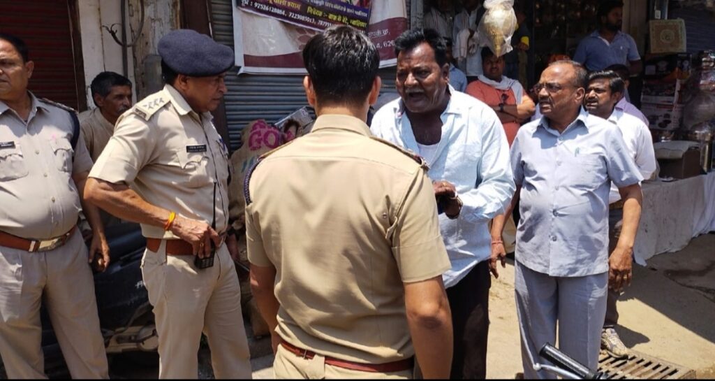 यातायात पुलिस ग्वालियर ने शिंदे की छावनी, सराफा और फालका बाजार, हजीरा, बारादरी मुरार में सड़क पर अतिक्रमण करने वाले फुटकर दुकानदार एवं हाथ ठेला संचालकों पर की कार्यवाही | New India Times
