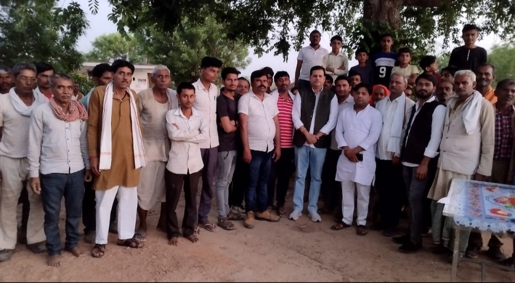 पीसीसी मेंबर कांग्रेस नेता ने गांव में पहुंचकर ग्रामीणों से की मुलाकात, बताई कांग्रेस की योजनाएं | New India Times