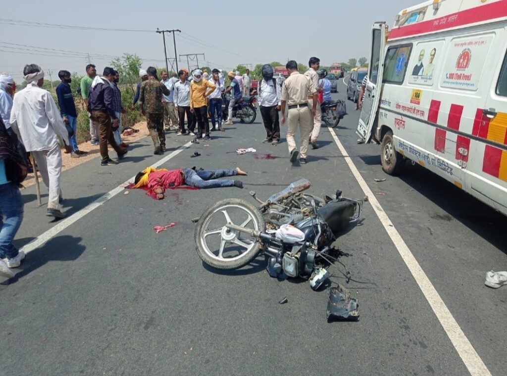 आयशर ट्रक ने मोटरसाइकिल को मारी जोरदार टक्कर, एक महिला व दो पुरूषों की मौत | New India Times