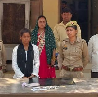 हरियाणा के जनपद अलवर की रहने वाली टप्पे बाज़ गिरोह की महिला सदस्य गिरफ्तार, लाखों रुपए के जेवरात बरामद | New India Times