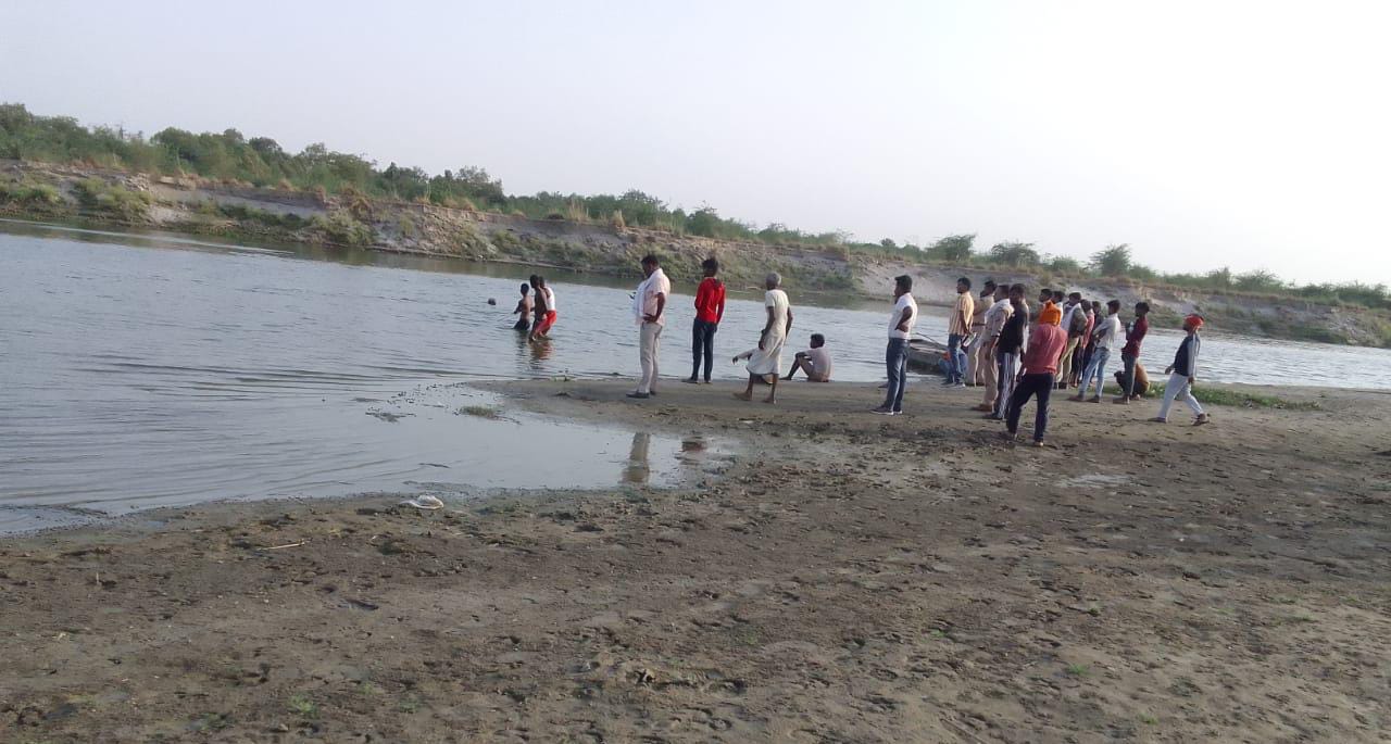 अंतिम संस्कार में गए दो युवक गंगा नदी में डूबे, तलाश में जुटे गोताखोर | New India Times