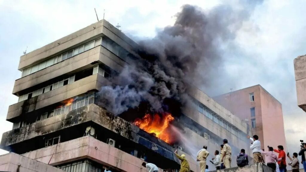 सतपुड़ा भवन में लगी भीषण आग पर कड़ी मशक्कत के बाद पाया गया काबू | New India Times
