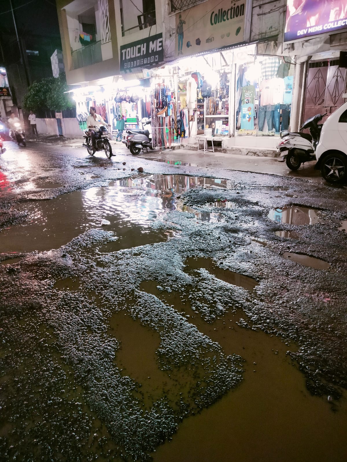 बारिश शुरू होते ही बदहाल सड़क ने छात्रों की बढ़ाई परेशानी, ज़िम्मेदार अधिकारी मौन | New India Times