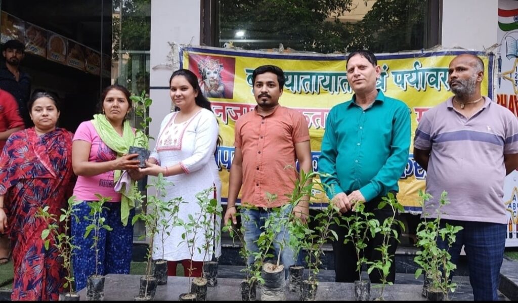 ब्रज यातायात एवं पर्यावरण जन जागरूकता समिति ने विश्व पर्यावरण दिवस पर निःशुल्क बांटे पौधे | New India Times