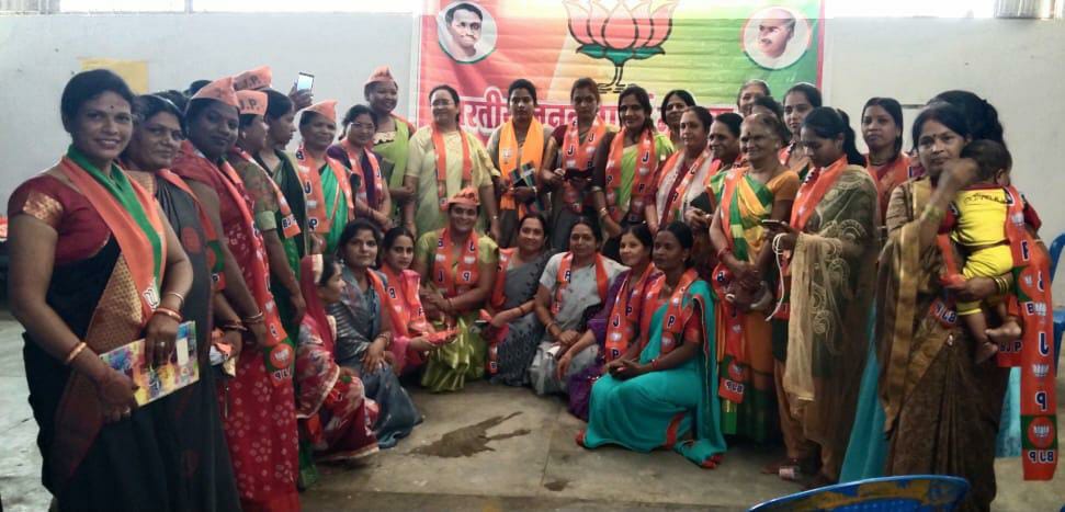 भाजपा महिला मोर्चा की बैठक में भाजपा सरकार की योजनाओं से प्रभावित होकर महिलाओं ने ली भाजपा की सदस्यता | New India Times