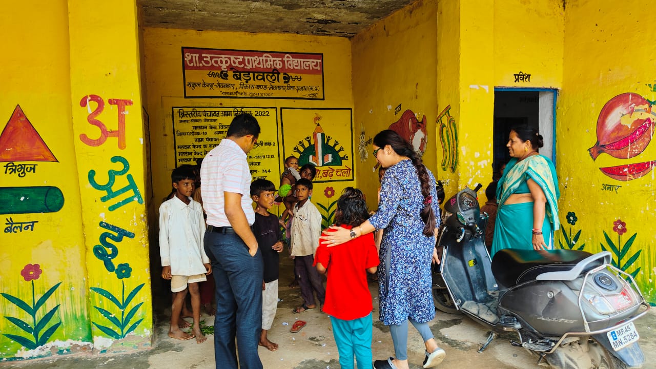 कलेक्टर ने भ्रमण के दौरान स्कूल में पढ़ रहे बच्चों से की मुलाकात, भ्रमण के दौरान गारियां नाले में बह रहे लाल पानी की जांच के पीएची विभाग को दिए निर्देश | New India Times