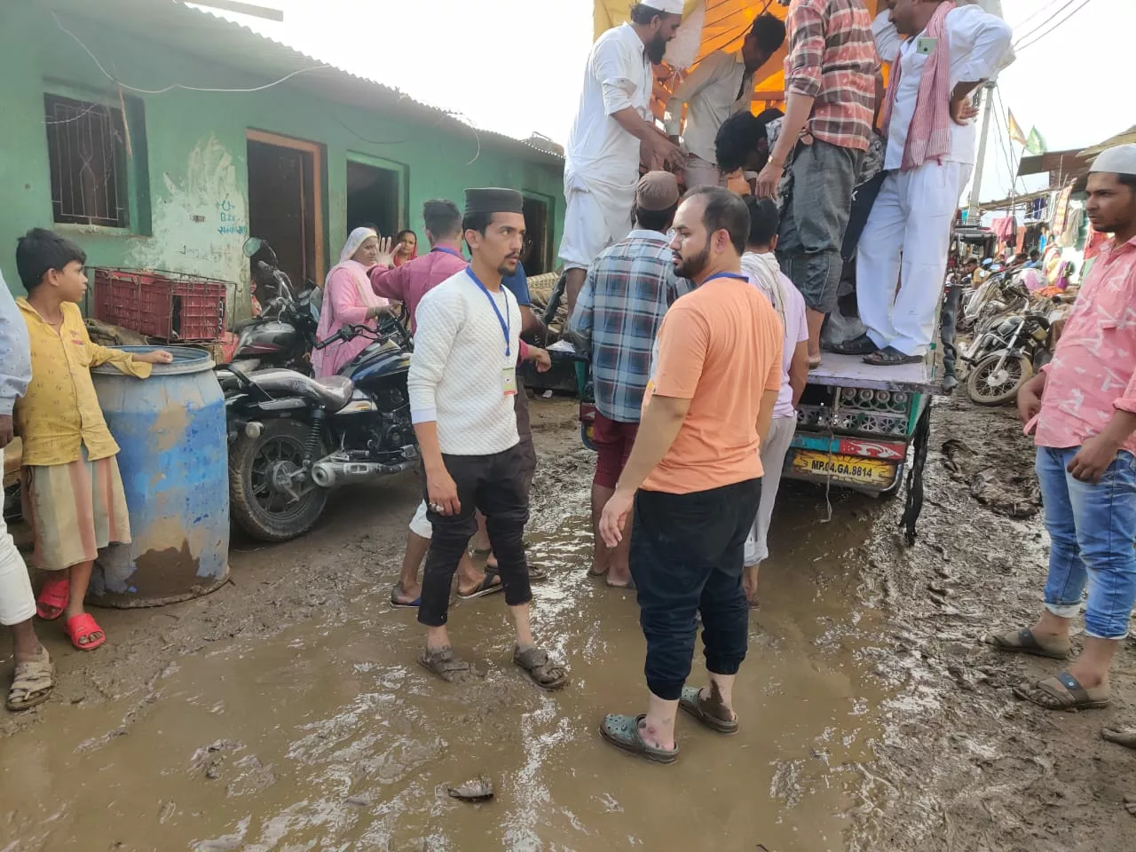 बाढ़ पीड़ितों की मदद के लिए पहुंचे असहाबे सुफ़्फ़ा सोसाइटी के युवा | New India Times