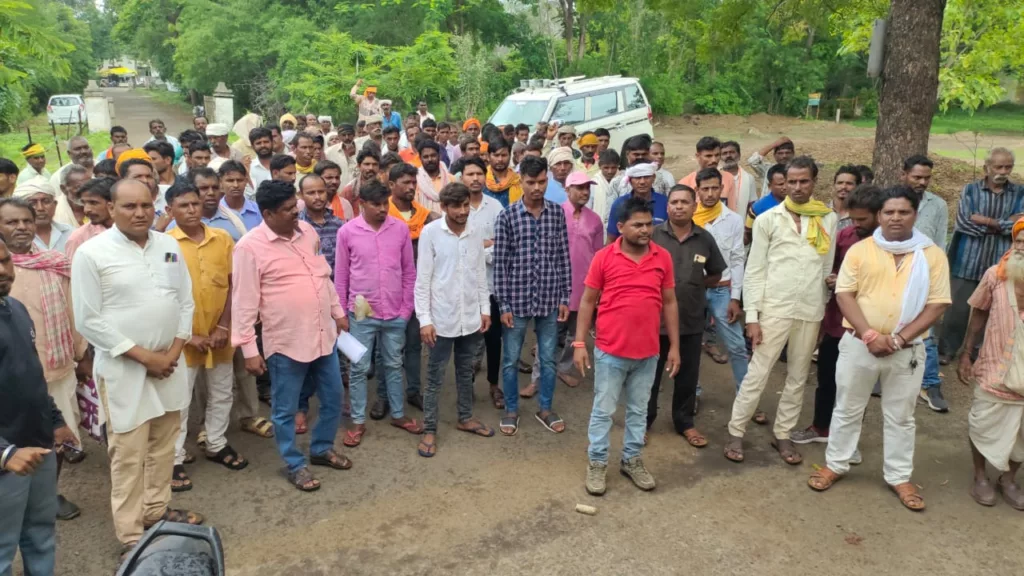 सैकड़ों ग्रामीणों ने निवेश के लिये भूमि अधिग्रहण के खिलाफ आंदोलन कर एसडीएम को सौंपा ज्ञापन | New India Times
