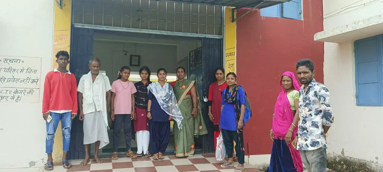 कन्या छात्रावास पिटोल हो चुका है शुरू, छात्राओं के संस्था में आगमन पर तिलक लगाकर किया गया स्वागत | New India Times