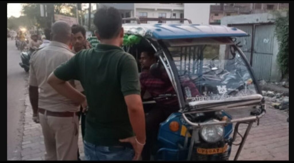 महिला का गहने से भरा पर्स लेकर फरार हुआ ई रिक्शा चालक | New India Times