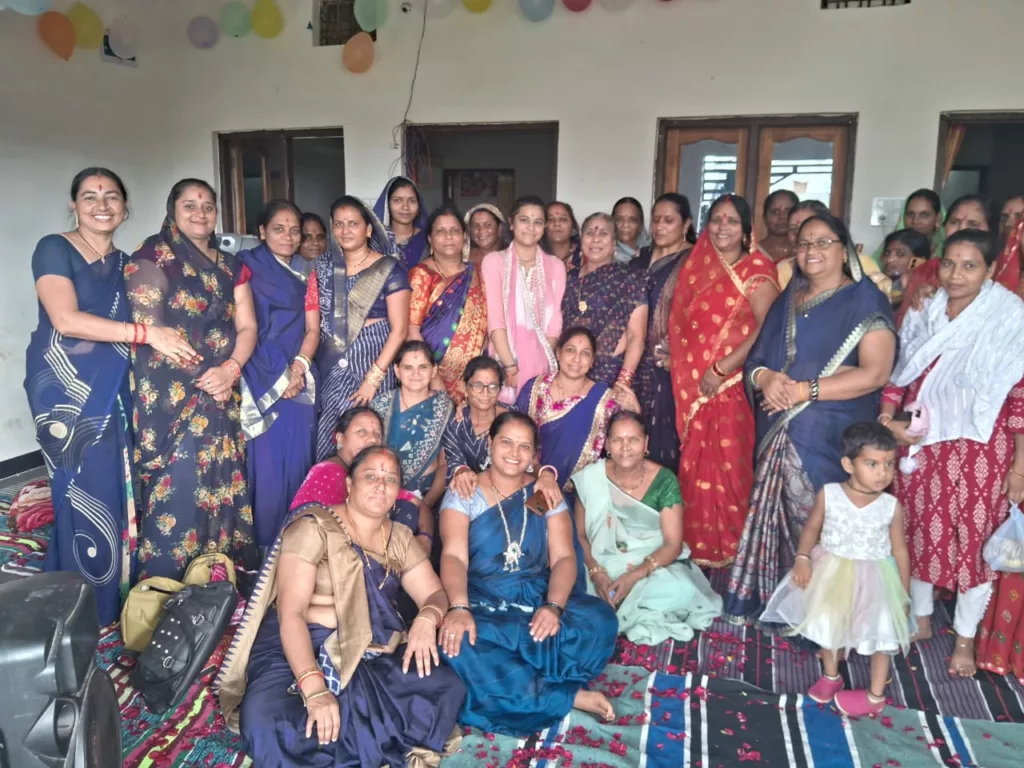 झाबुआ जिले के तमाम छोटे-बड़े शहर व गांवों में गणेश महिला मंडल पहुंचकर श्रावण के पवित्र मास में दे रही हैं धार्मिक भजनों की जानदार और शानदार प्रस्तुतियां | New India Times