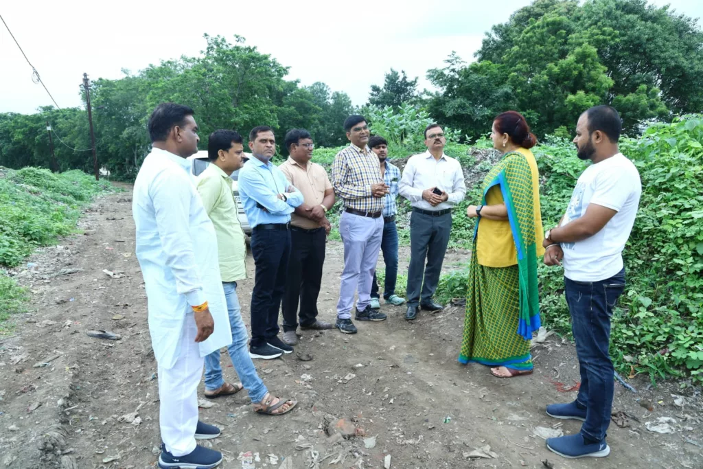 नगर-वन विकसित करने हेतु पूर्व मंत्री श्रीमती अर्चना चिटनिस ने अधिकारियों के साथ किया स्थल निरीक्षण | New India Times