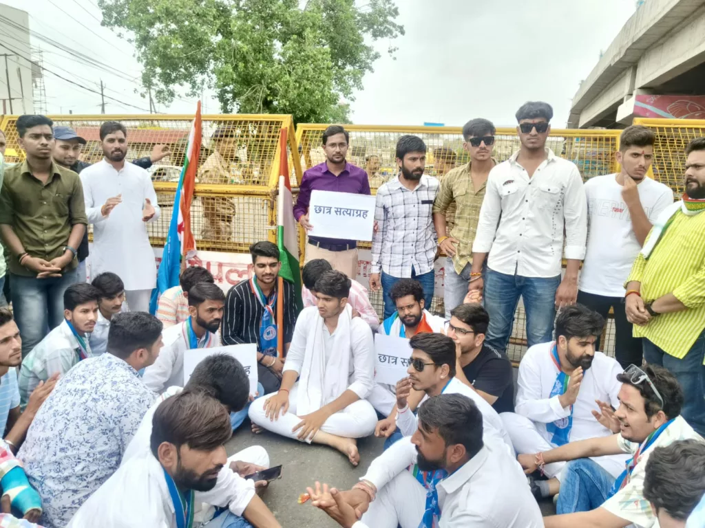 मध्यप्रदेश में पटवारी भर्ती परीक्षा में हुई धांधली एवं प्रदेश के छात्रों की समस्याओं को लेकर इंदौर से भोपाल तक एनएसयूआई कार्यकर्ताओं ने निकाली छात्र सत्याग्रह पदयात्र | New India Times