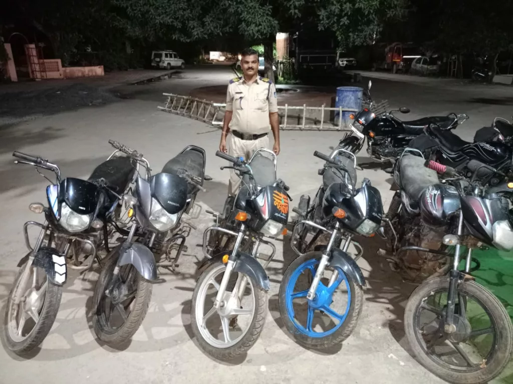 थाना कम्पू पुलिस ने एक शातिर वाहन चोर को पकड़कर उससे चोरी की पांच मोटर सायकिल की बरामद | New India Times