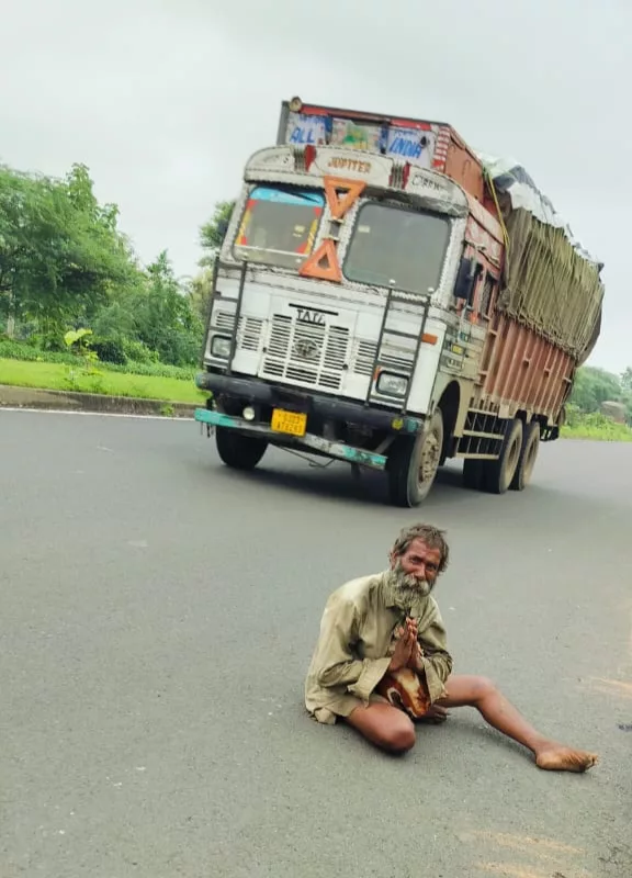 यह है सच्चे समाजसेवी नीरज दीन, दुखियों की अपने हाथों से सेवा कर उन्हें सवारते हैं | New India Times