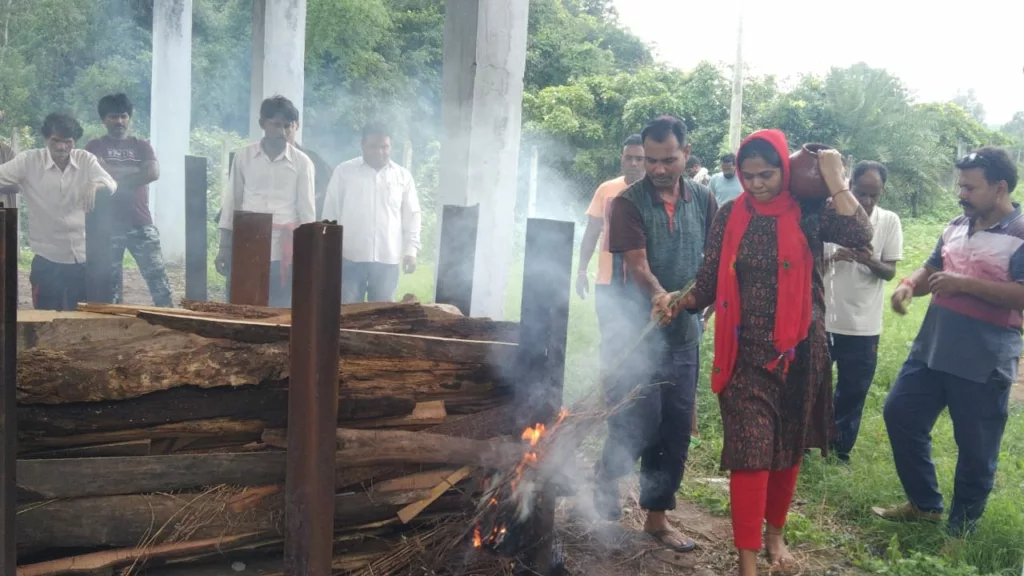 वाह बेटी तुझे सलाम: बेटी ने निभाया बेटे का फर्ज मां का किया अंतिम संस्कार, बड़ी संख्या में लोग हुए शामिल | New India Times