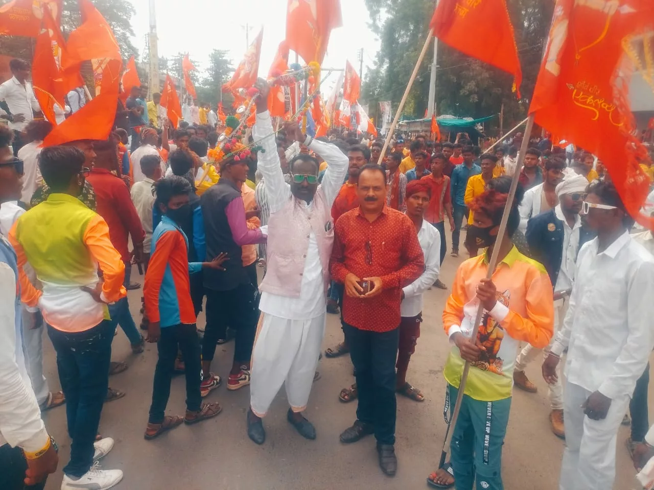 सड़क पर उतरा 'मणिपुर', महादंड नायक को नमन कर निकली रैली, लाल झंडों से रंगीं सड़कें, आदिवासी एकता का हुआ अप्रतिम दर्शन | New India Times