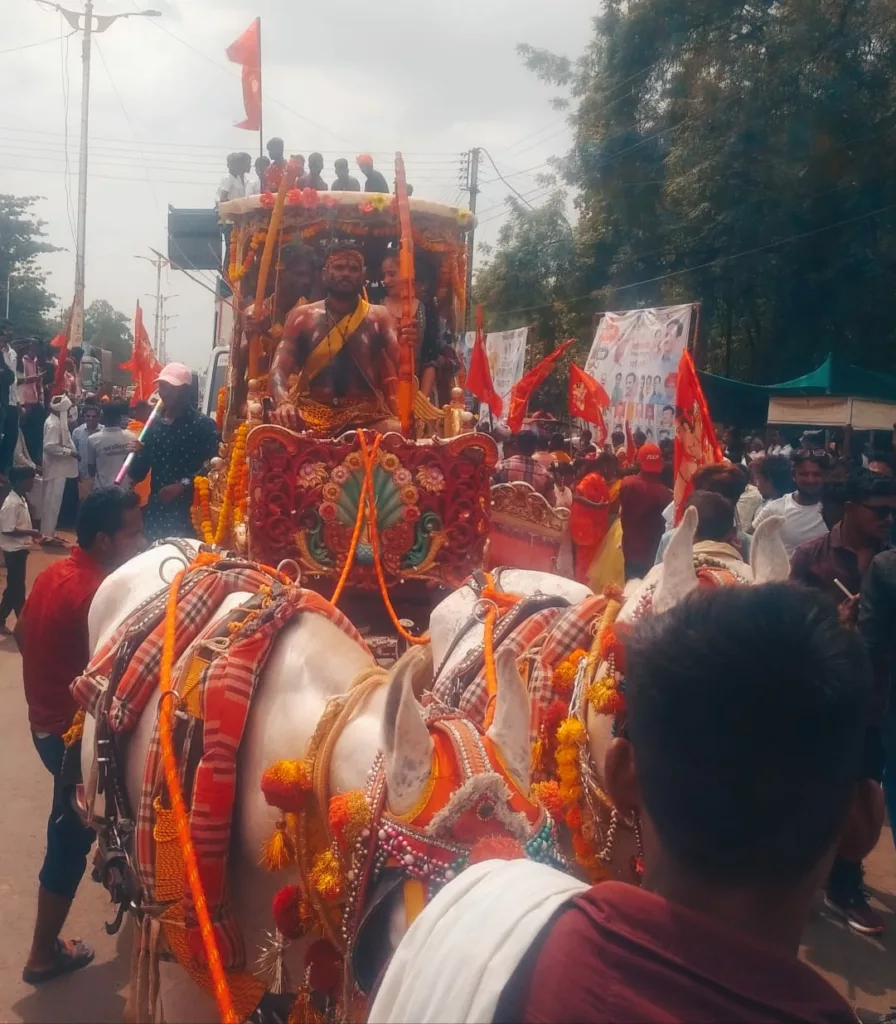 सड़क पर उतरा 'मणिपुर', महादंड नायक को नमन कर निकली रैली, लाल झंडों से रंगीं सड़कें, आदिवासी एकता का हुआ अप्रतिम दर्शन | New India Times