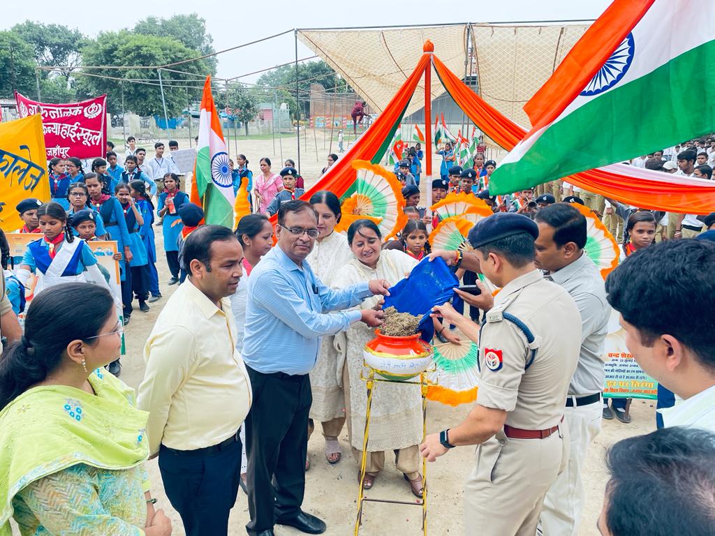 जिलाधिकारी ने पुष्प अर्पण कर काकोरी कांड के शहीदों को दी श्रद्धांजलि | New India Times