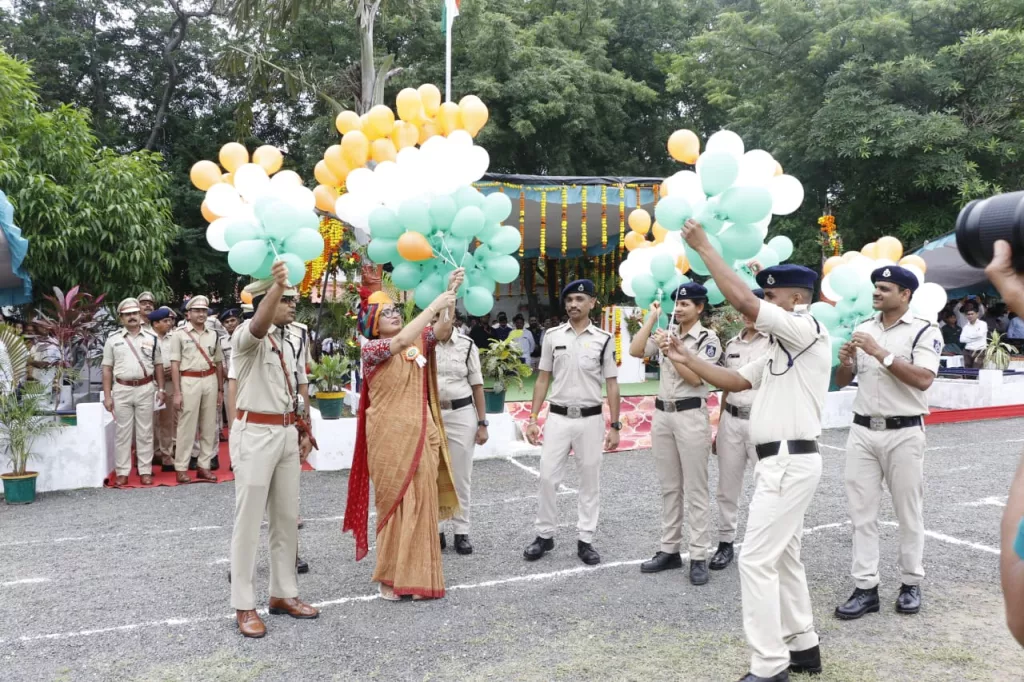 कलेक्टर ने स्कूली बच्चों के साथ मनाया स्वतंत्रता दिवस | New India Times